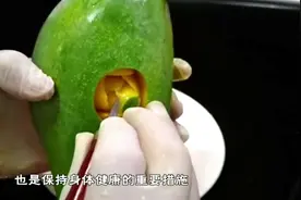 7岁小女生中毒丧命，医生警告：吃完芒果后万万别吃它，会没命的视频封面