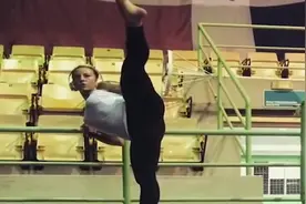 女腿王闪电般速度，一分钟踢出四百多腿，逛超市竟然用脚拿货！