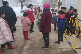 河北农村小学放学，爷爷奶奶骑着电动车三轮车，挤成一团来接孩子视频封面