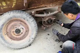 手扶拖拉机刹车坏了，看看小宇是怎么维修的视频封面
