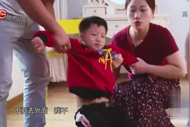 育儿大师：熊孩子太调皮，妈妈管不住就拿棒子教育，果然好使！