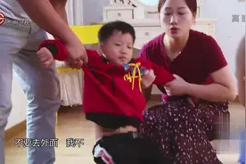 育儿大师：熊孩子太调皮，妈妈管不住就拿棒子教育，果然好使！