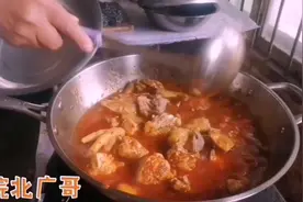 广哥35元买只鸡，自制烧鸡公火锅，味美经济实惠。好吃，真过瘾！视频封面