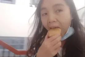 富士康打工妹办手机卡一个月19块钱，有40G流量，还送50块钱话费视频封面