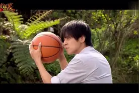 篮球：比赛只剩15秒，最强球员从半场起跳爆扣篮，扭转局面视频封面