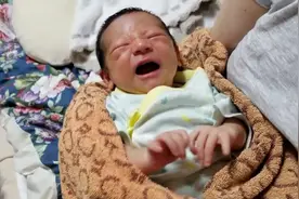 小宝宝饿慌了妈妈却不给奶吃，接下来宝宝的反应，太可爱了视频封面