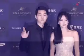 宋仲基❤️宋慧乔红毯合体走秀，郎才女貌的一对，如今却离婚收场视频封面