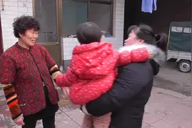 农村小静去奶奶家串门，孩子大人围在一起，有说有笑好热闹视频封面
