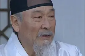 爷爷早早起来等着李东健，看到李东健和贞淑回来后，带着微笑走了视频封面