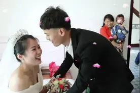 湖南一小伙接亲，新娘太漂亮了，新郎忍不住亲她，新娘害羞了视频封面