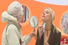 国外恶搞，轻松一笑：美女当街刮胡子视频封面