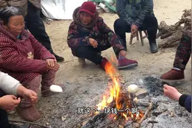 实拍河南农村；邻居们扎堆烤火拉家常，偶尔再来个烤馍真热闹视频封面