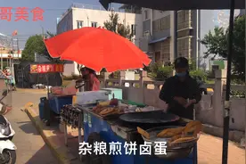地摊经济！滁州定远街头卖煎饼蒸饭，油条卷千张，城市更有烟火气视频封面