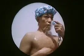 经典喜剧-墙上有个洞，小伙好奇往洞里看，下秒再也移不开眼睛了视频封面