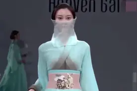 中国汉服惊艳了整个巴黎时装周，简直是美呆了！视频封面
