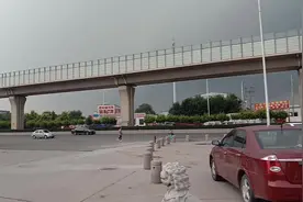 天津北辰迎来大暴雨，村里十分钟，形成了一条河