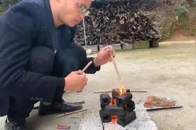 野外烧烤，几根小木条就能把炭烧起来的方法，教给看视频的朋友们视频封面