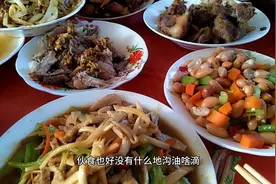 90后农村帅气小哥哥，去村里亲戚家吃席，一桌的饭菜让人直流口水视频封面