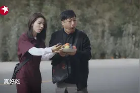 我们在行动：新疆哈密瓜甜到贾冰惊声尖叫，不顾形象竟路边开吃播视频封面