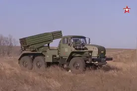 俄南部军区炮兵部队在罗斯托夫州的一个训练场进行实弹射击训练。视频封面