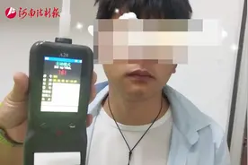 醉酒男子跨护栏致50多米护栏连排倒下 罚款100元并赔偿维修费视频封面