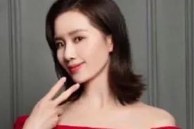 刘诗诗身穿红色蝴蝶结露肩礼服拍摄新年写真，四连拍手势吸引目光视频封面