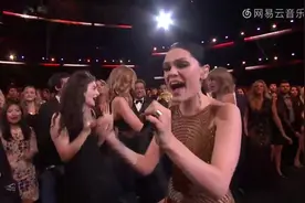 Jessie J《bang bang》现场版，英国歌手结石姐歌曲有很多都耳熟视频封面