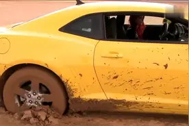 国外女司机把豪车开进泥潭，看完视频网友表示心疼车视频封面