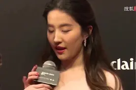 刘亦菲与自己蜡像合影，太逼真了[超清版]视频封面