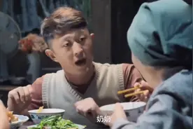 农村奶奶竟重女轻男，一桌八个孙子全看孙女脸色吃饭，这画面太逗视频封面
