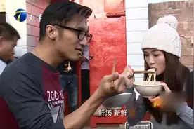 囍从天降：阿Sa谢霆锋受村民邀请参加婚宴，大快朵颐捧碗狂吃视频封面