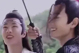 肖战一把抱住王一博，谁注意到他们下一秒的动作，甜到掉牙视频封面