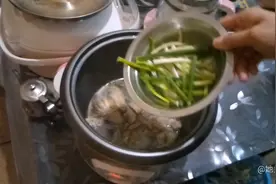 在网上买的木耳，泡开了挺大的，拿来炒鸡肉正好，脆爽可口。视频封面