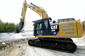 老司机开挖掘机，清理以下施工现场，没准还能收回来一些钢筋！