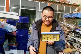 小伙废品站捡到漏，找到20年前老钟表和3个对讲机，都可以使用视频封面