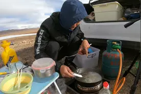 小伙自驾旅行西藏，海拔4600米水烧开多少度，能煮面吗？