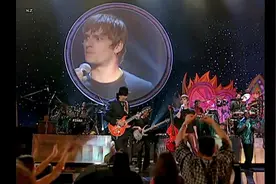 Smooth是上世纪末发行的一首神曲，出自最伟大吉他手Santana