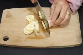 香蕉捣碎敷在脸上，肌肤白净又淡斑，效果比千元护肤品还要好视频封面