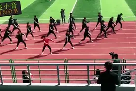 贵州一男老师运动会上火了，C位带队全班跳神曲，网友：文舞全双