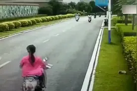 女孩骑车只顾低头玩手机，一头撞向电线杆，看着让人心疼！视频封面