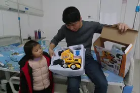闺女肺炎住院真费钱，爸爸说了3天给闺女买玩具，今天终于买到了