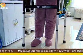 女乘客脚被公交车门夹骨折，司机竟让伤者自己去医院，药费自付？视频封面