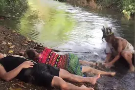 美女河边睡觉，大鱼游到身旁都不知，野人过来把鱼抓了视频封面