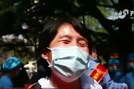 时隔58天的拥抱！排骨、水饺、99朵玫瑰，全家总动员接英雄回家视频封面