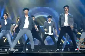 EXO来中国表演《call me baby》，金钟仁腿受伤，坐着完成表演！视频封面
