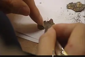 给雕塑“治病”？只能用金箔修复！专家：修复它得全凭经验！视频封面