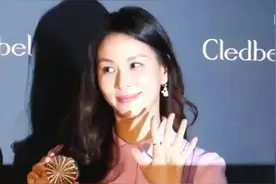 张东健妻子高小英，出现某活动，大展成熟女神范超美！视频封面
