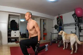 早上力量训练，下午有氧慢跑。大叔一天两练，只为健康身材，值了