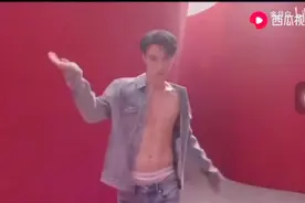 CK这个广告拍的很好，把张艺兴的优势展现了出来 这身材没话说…视频封面