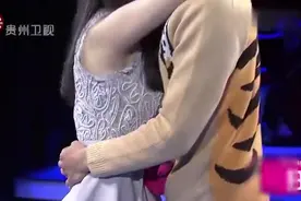 女嘉宾告白心动男生，上台一把将他搂住，两人甜蜜牵手视频封面